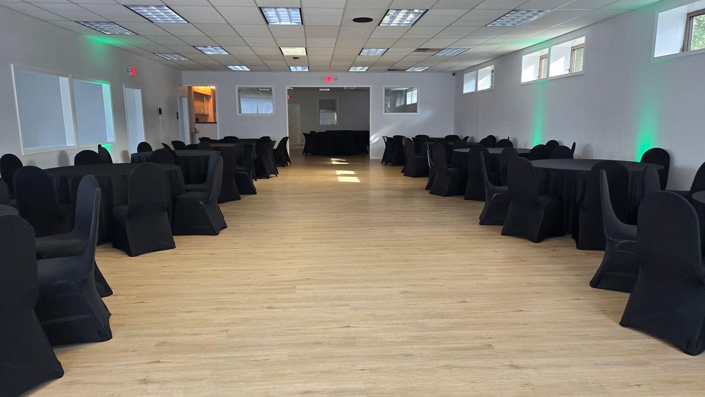 A room with a bench , mirror , and heart on the wall.