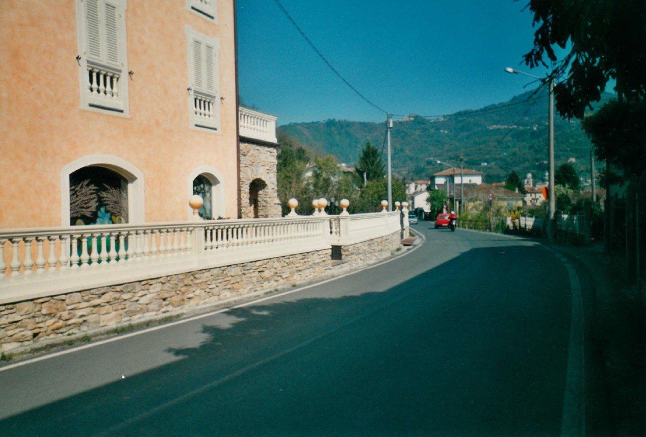 Villa con pareti color salmone