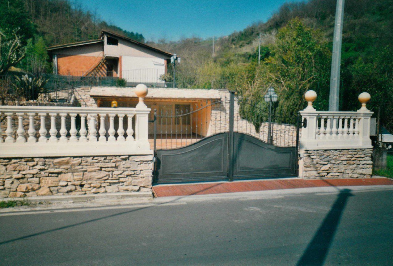 Villetta con cancello automatico