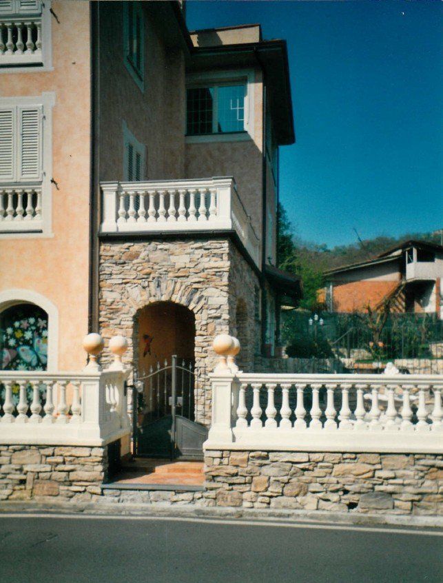 Villetta con arco in pietra