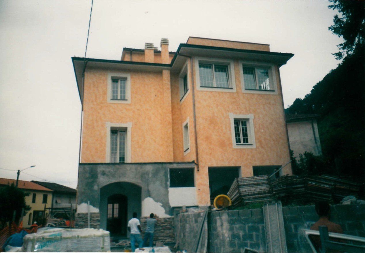 Villa con esterni color salmone