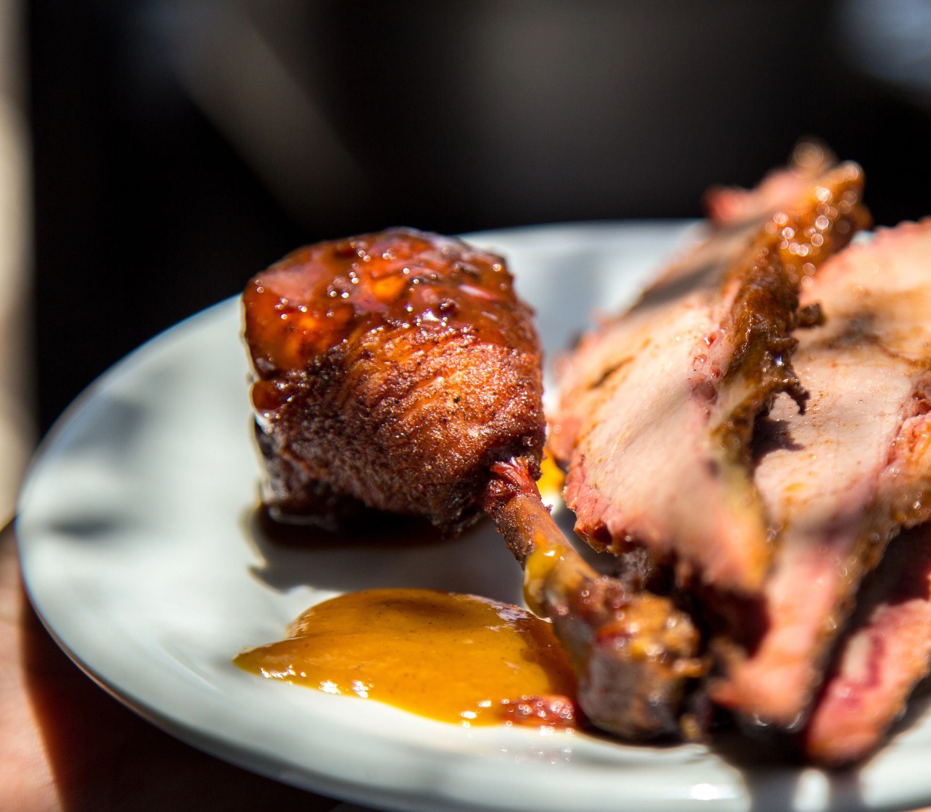Pasta con melanzane, pomodori, basilico e parmigiano su un piatto d'argento.