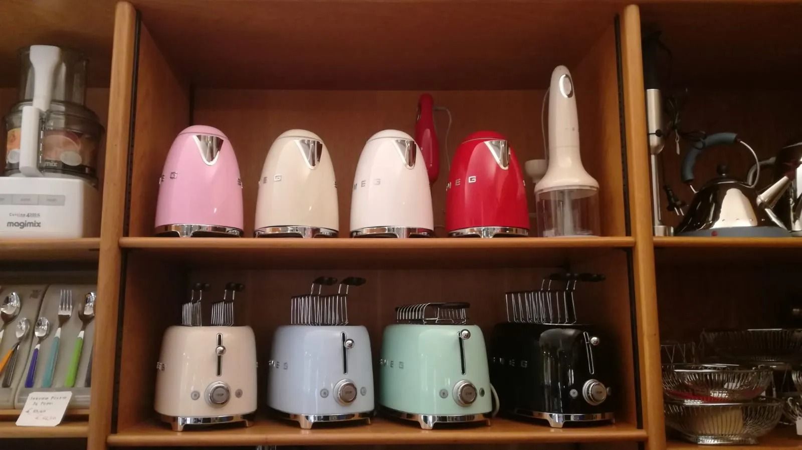 Una fila di tostapane sono allineati su uno scaffale