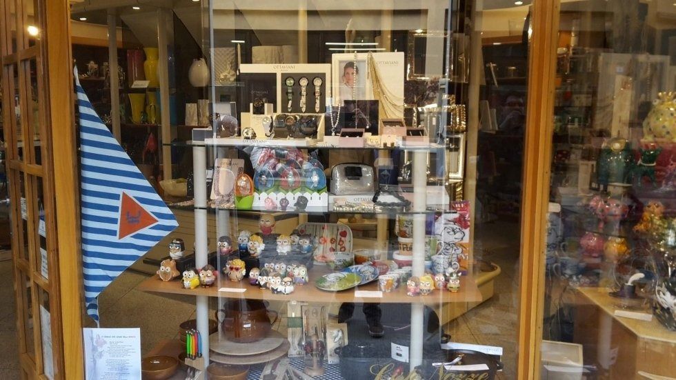 Una vetrina con esposizione di giocattoli e una barca a vela.