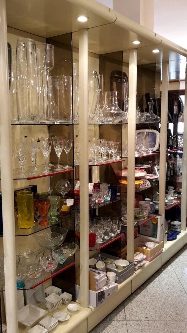 Una vetrina piena di oggetti in vetro in un negozio.