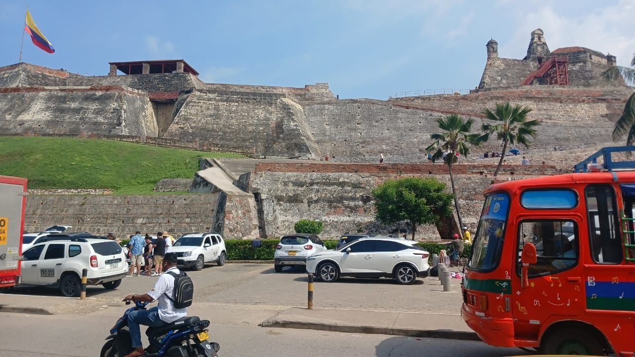 Anuncio de city tour: Calle en Cartagena, Colombia con fotos de personas y camioneta.