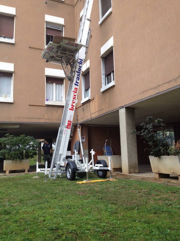 piattaforma aerea per traslochi