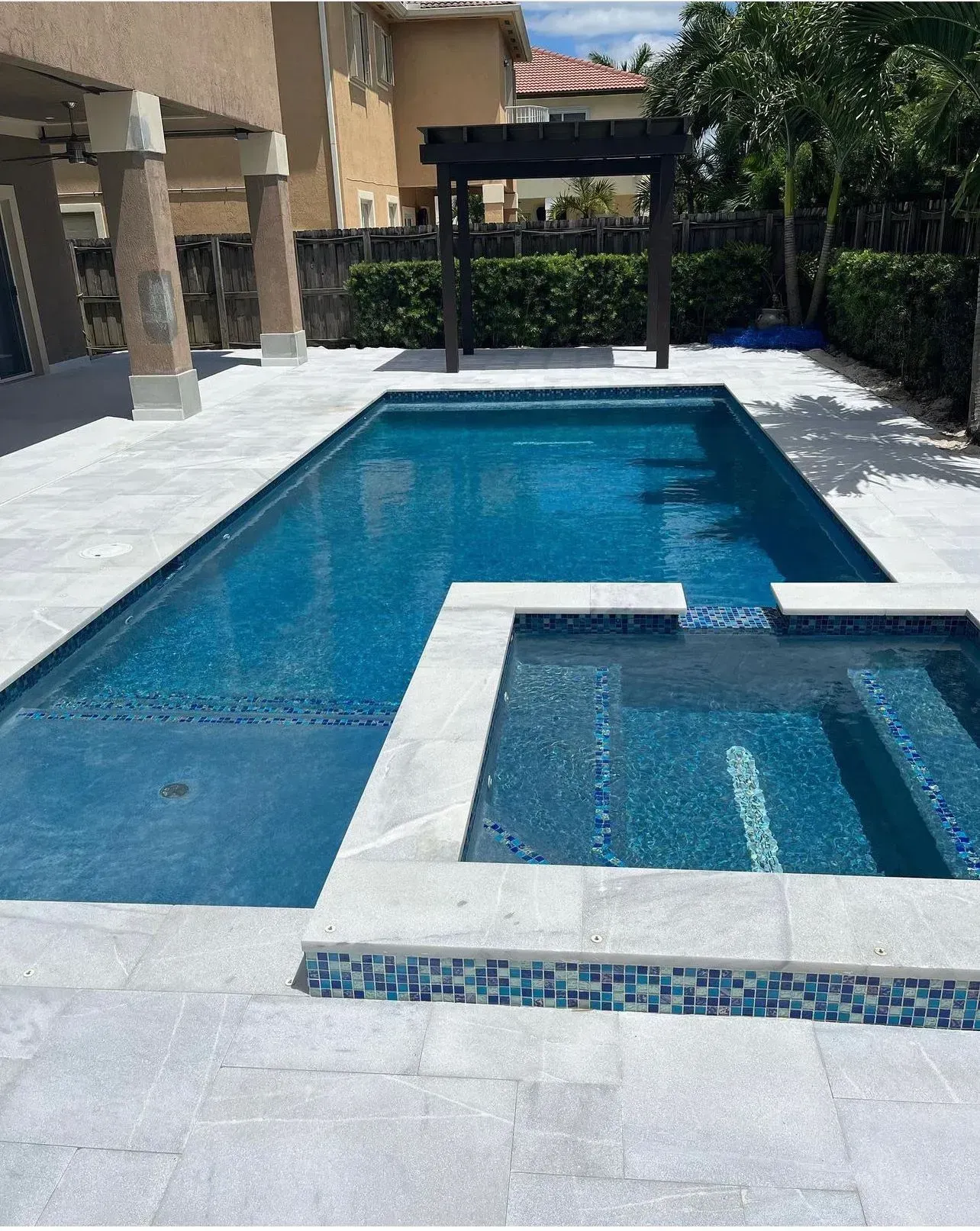 Backyard swimming pool and spa built by professional swimming pool builders in South Florida
