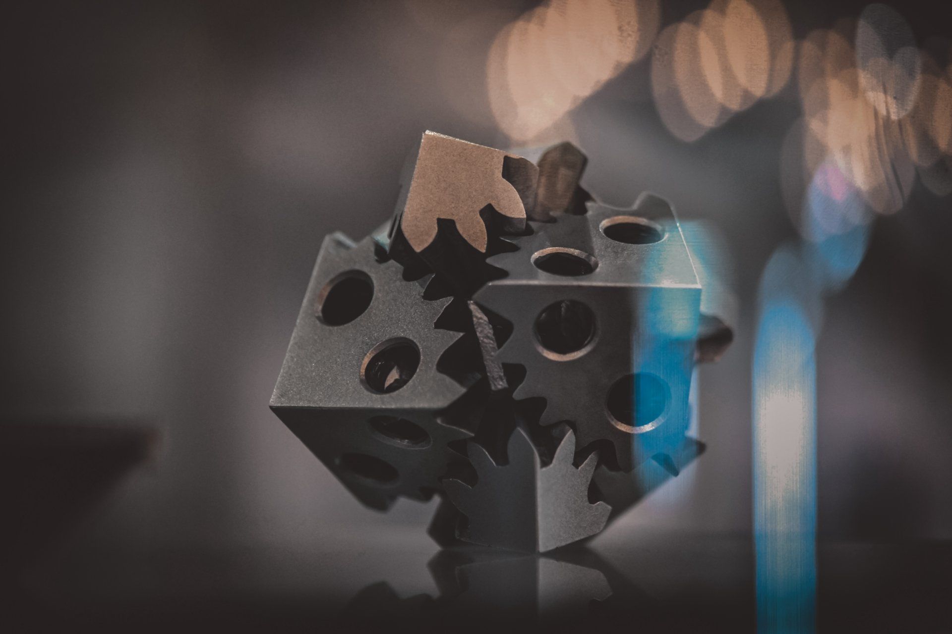 Eine Nahaufnahme eines Puzzles mit Zahnrädern auf einem Tisch.