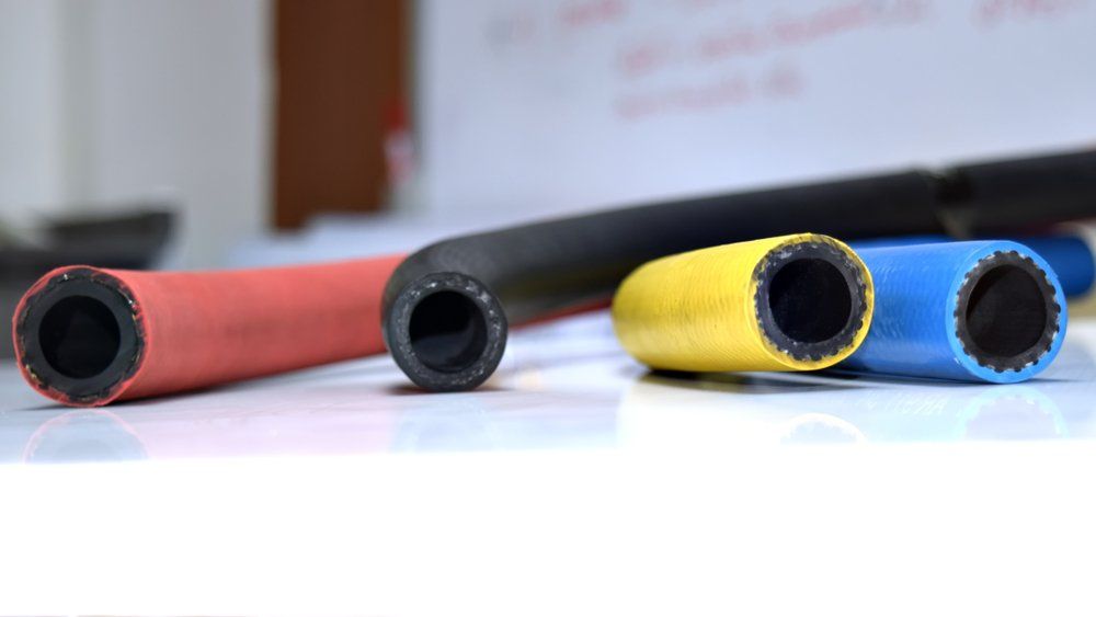 Auf einem Tisch liegt ein Haufen verschiedenfarbiger Schläuche.