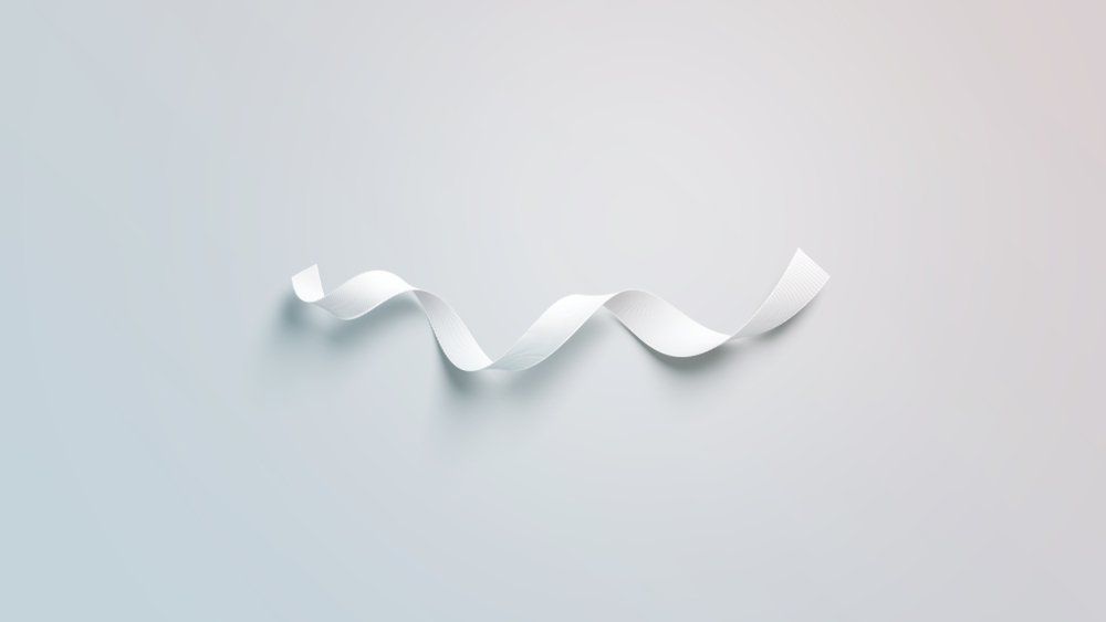 Auf einem weißen Hintergrund ist ein weißes Band gedreht.