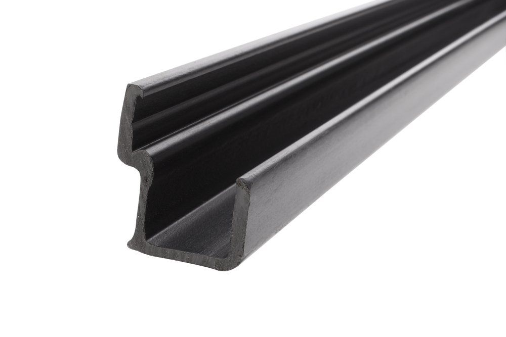 Eine Nahaufnahme eines schwarzen Gummistreifens auf weißem Hintergrund.