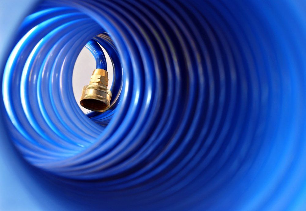 Eine Nahaufnahme von einem blauen Schlauch mit einem Messinganschluss