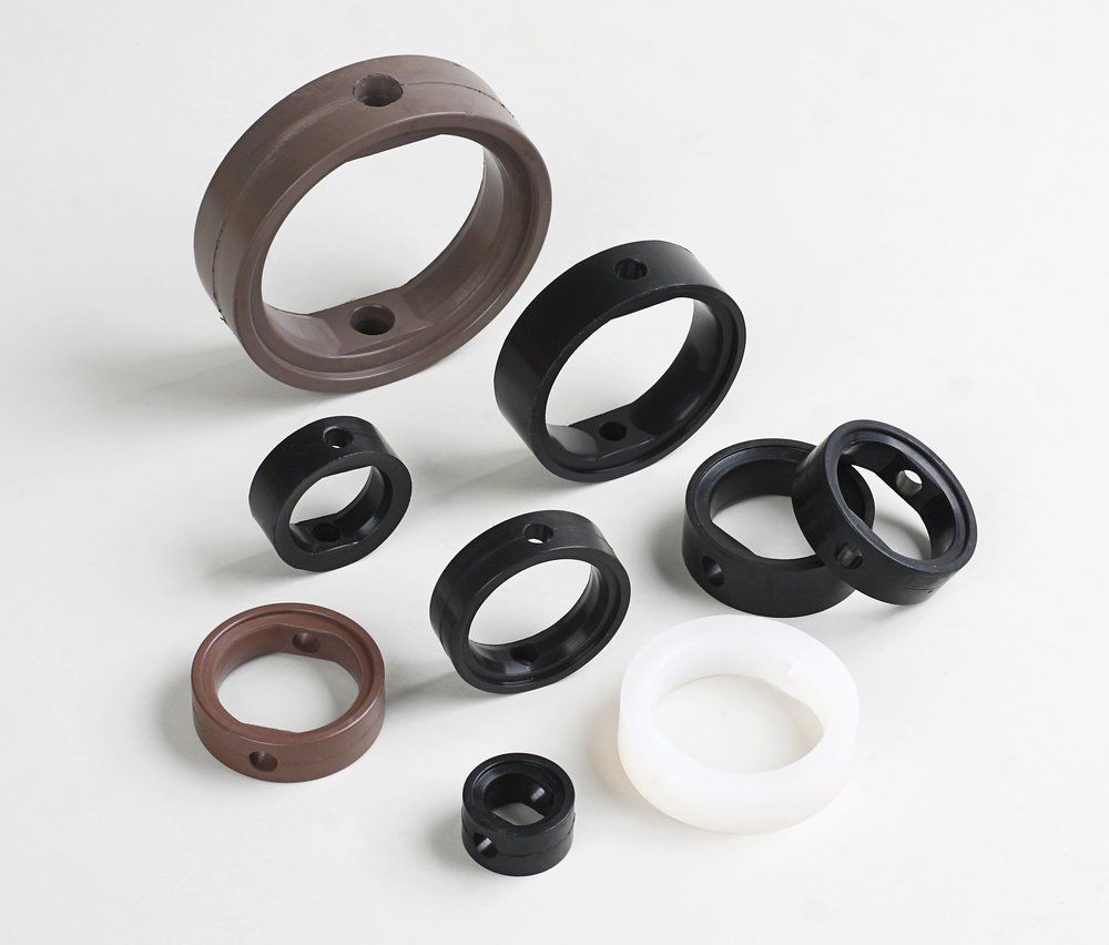 Ein Haufen Gummiringe liegt auf einer weißen Oberfläche