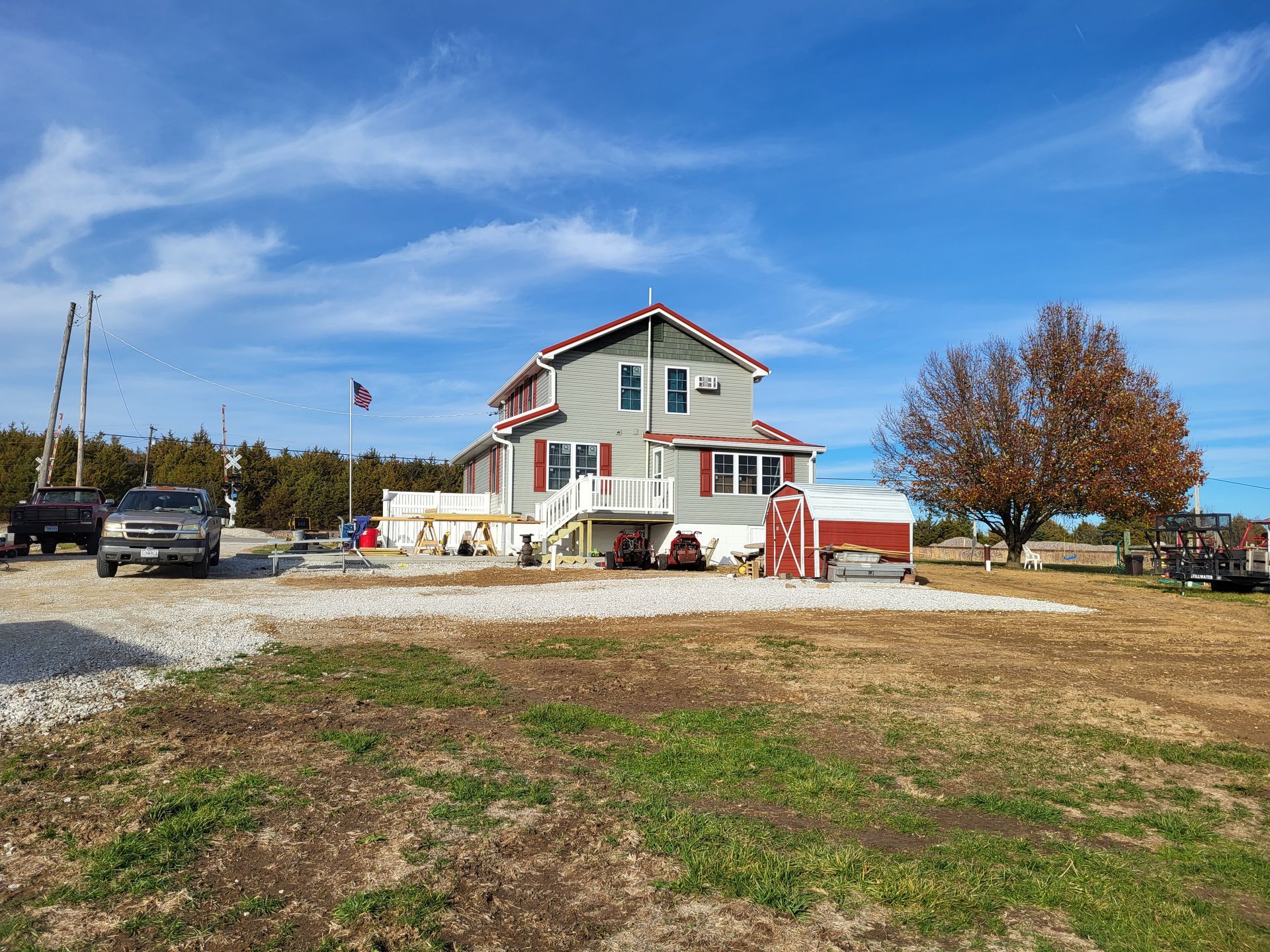 A large house is sitting in the middle of a grassy field.