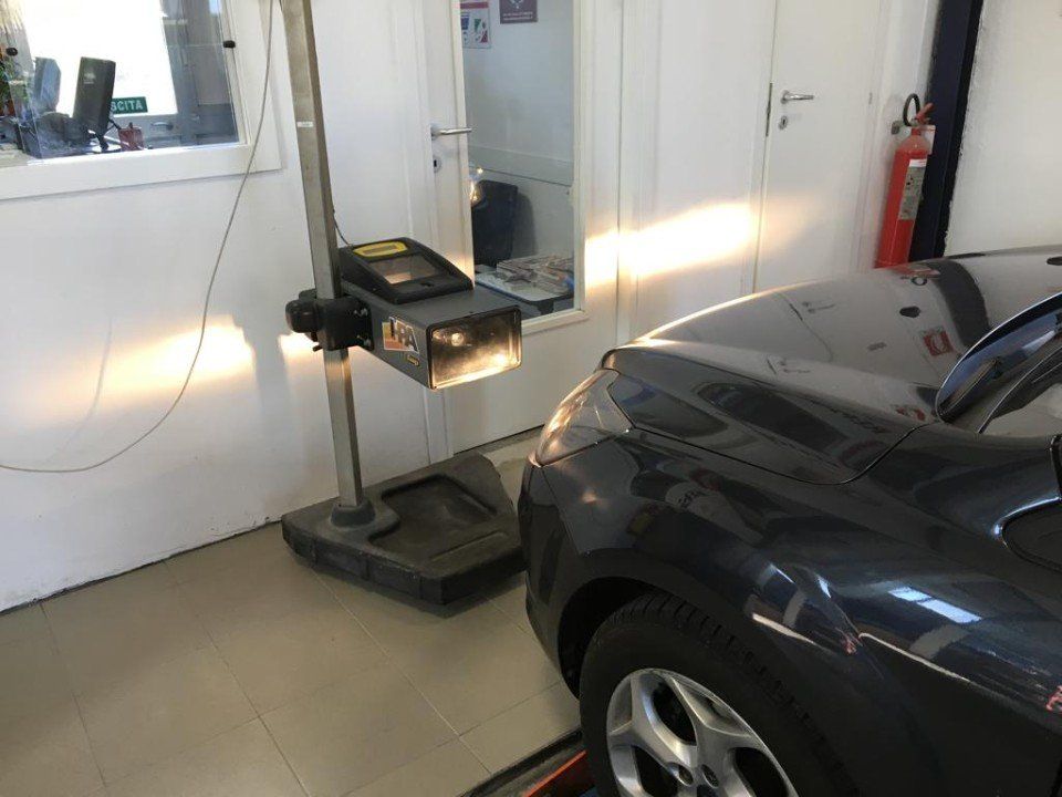 controllo fari posteriori per revisione auto