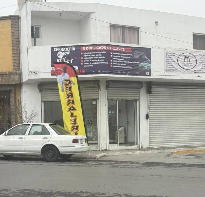 Tienda de llaves con un cartel que dice 