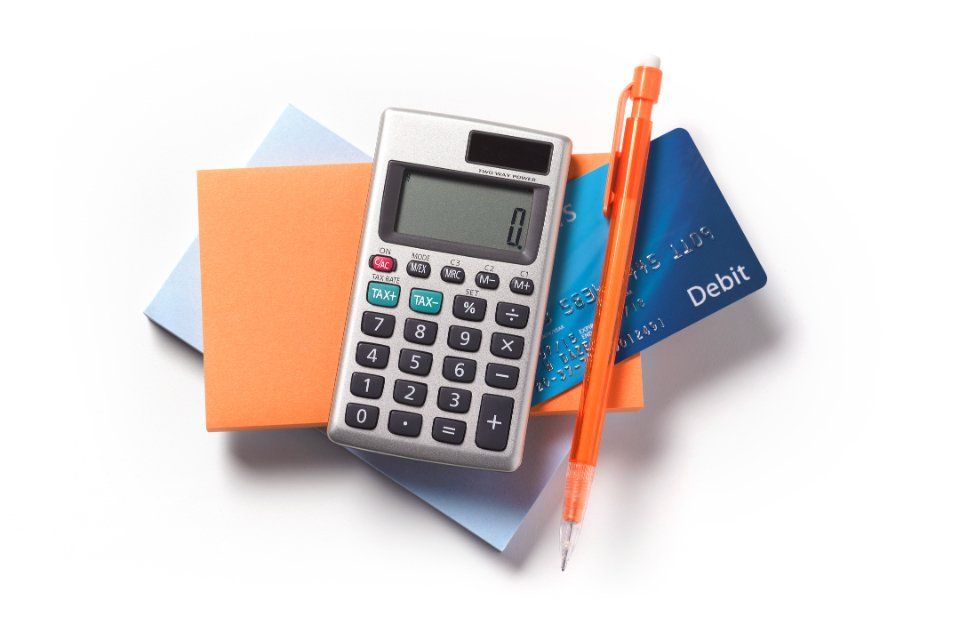 Calcolatrice con matita e carta di credito