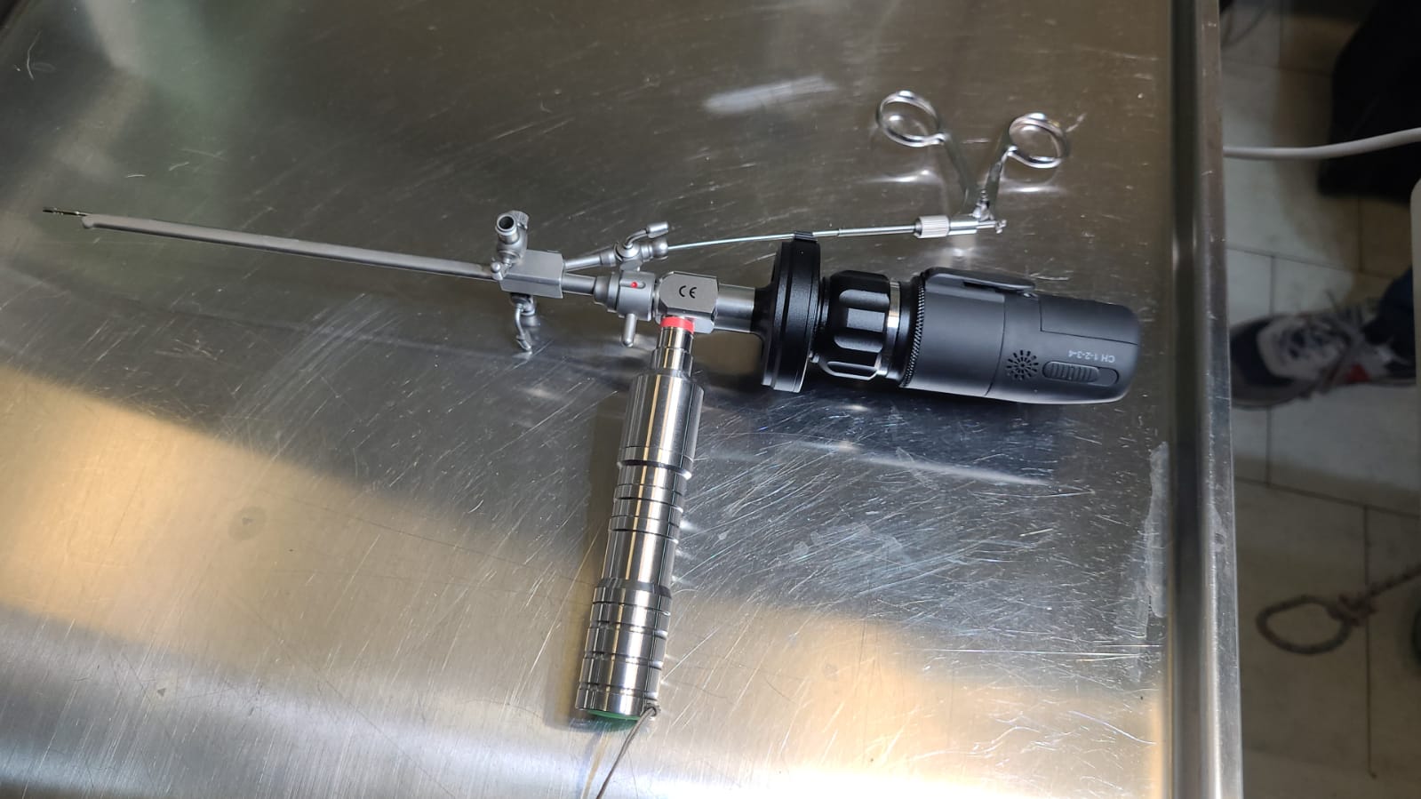 Strumento medico endoscopico su una superficie in acciaio inossidabile.