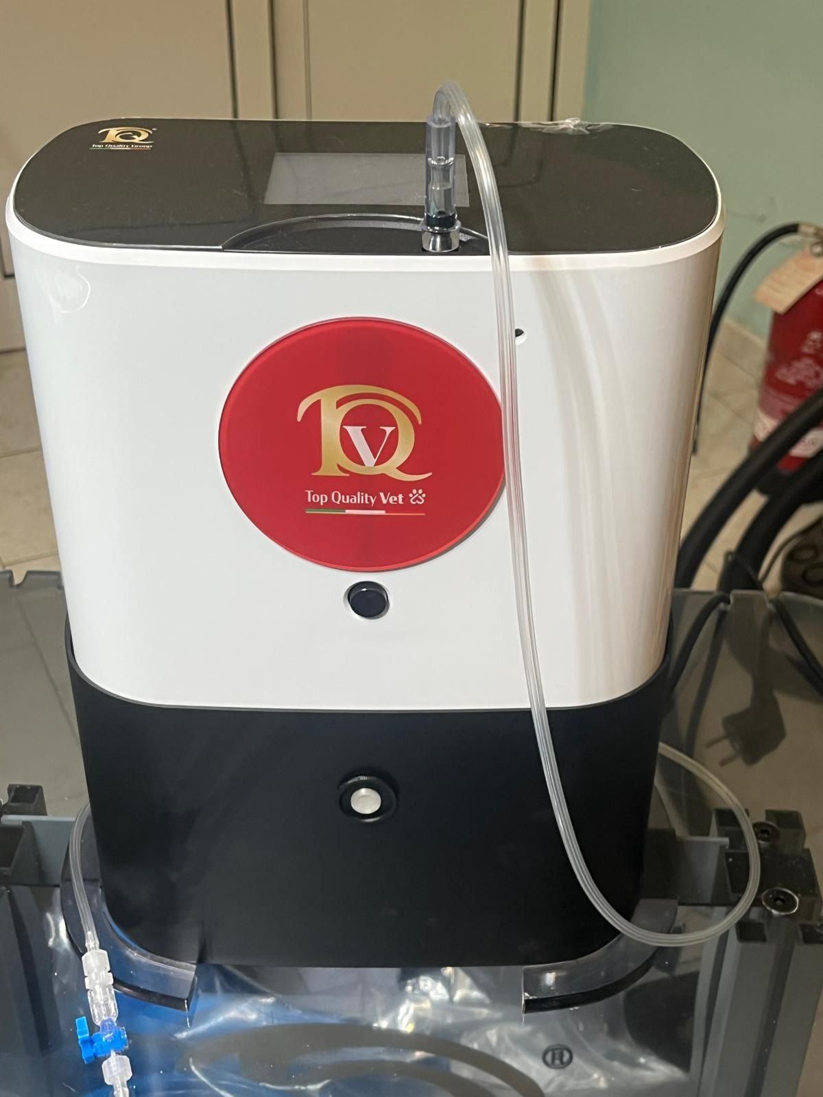 Concentratore di ossigeno bianco e nero con logo rosso, tubo trasparente.