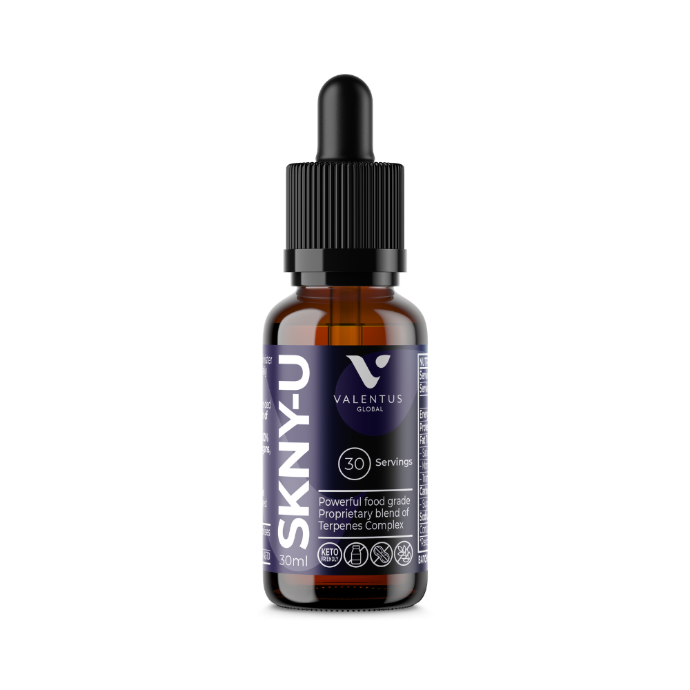 SKNY-U druppels – 100% natuurlijke wellness  Ontdek de kracht van puur natuur!  Dit revolutionaire product biedt meer dan je verwacht:   100% natuurlijke ingrediënten: Zorgvuldig samengesteld met hopextract, terpenen en MCT-olie voor optimaal welzijn.  Hormonen in balans: Fyto-oestrogenen uit hop ondersteunen je lichaam, voor iedereen!  Energieboost: Dankzij MCT-olie ben je klaar voor elke uitdaging.  Focus & helderheid: Terpenen helpen je scherp en gefocust te blijven.  Gewichtsbeheer: Stimuleer je metabolisme op een natuurlijke manier.  Rust & ontspanning: Hopextract verlaagt stress en helpt je ontspannen.  Betere nachtrust: Geniet van een diepe, herstellende slaap.  Optimale opname van voedingsstoffen: Haal het maximale uit je voeding.  Kan geschikt zijn voor mensen met ADHD: Ondersteunt focus en rust in je dagelijks leven.  Makkelijk mee te nemen: Een handig flesje, perfect voor onderweg!   Dit is jouw kans om natuurlijk welzijn en balans te ervaren.