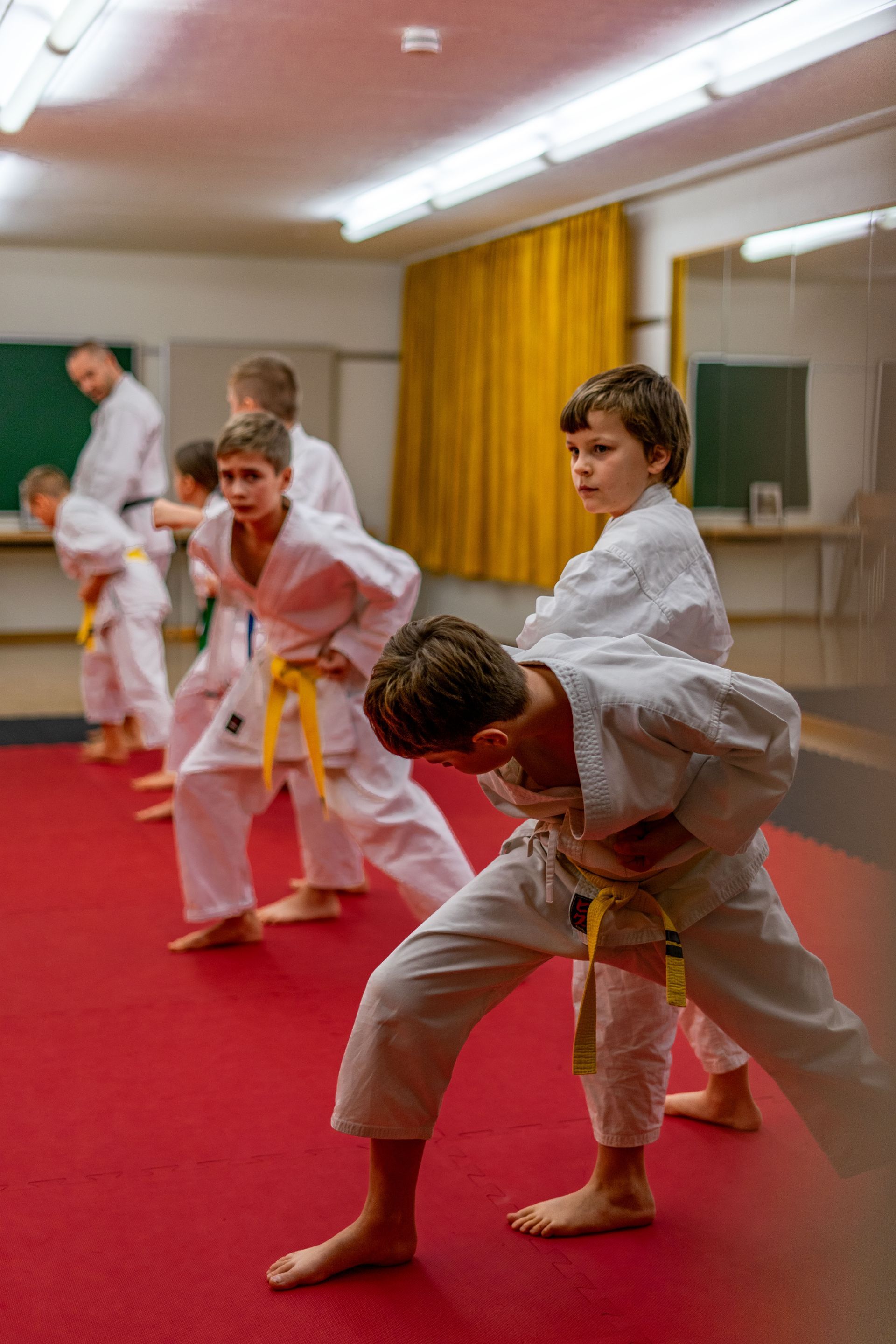 Kinder üben Kampfsport-Partnertechniken in der Karateschule in Thun und Spiez.