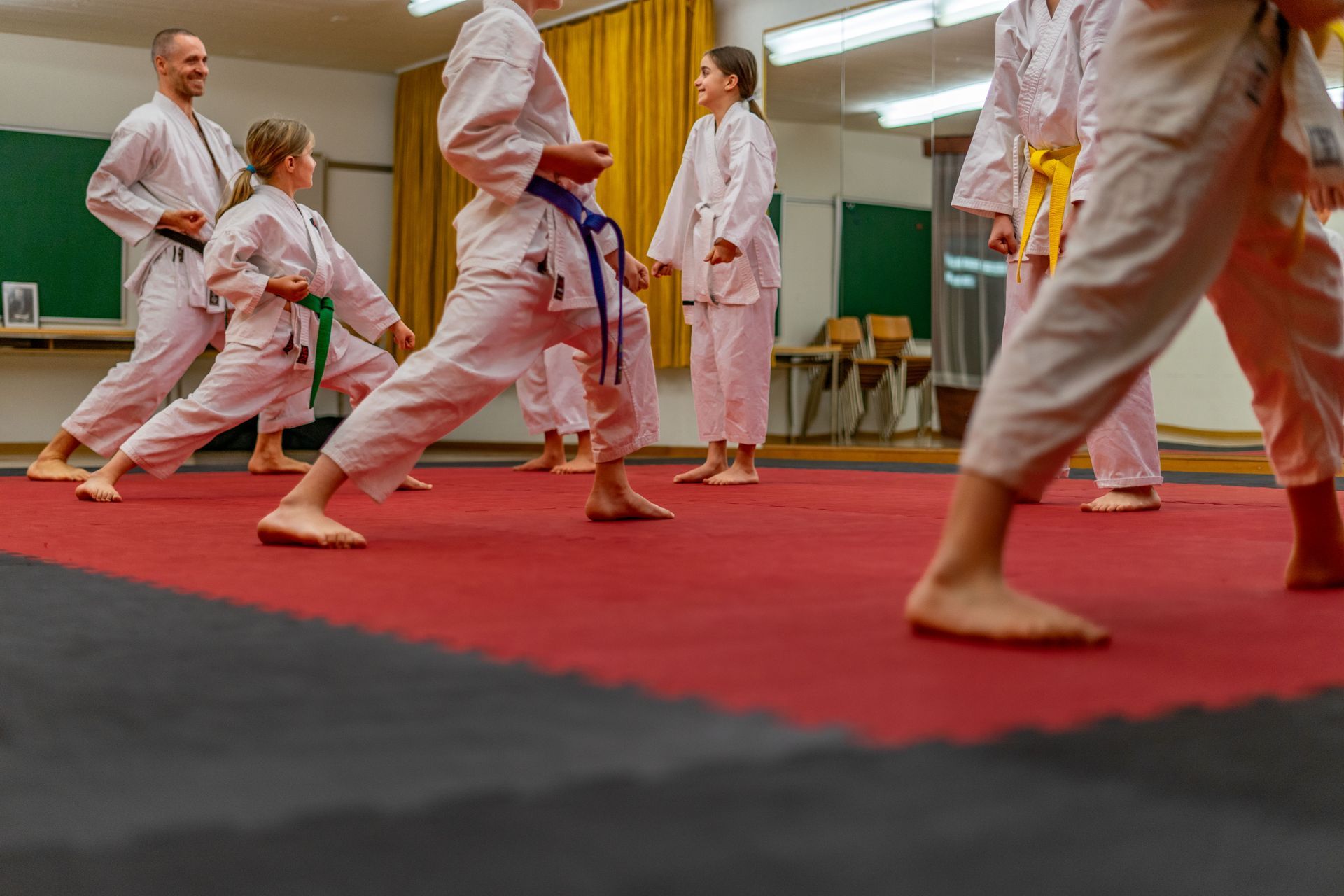 Karateka der Kampfsportschule Spiez stehen in Bereitschafthaltung.