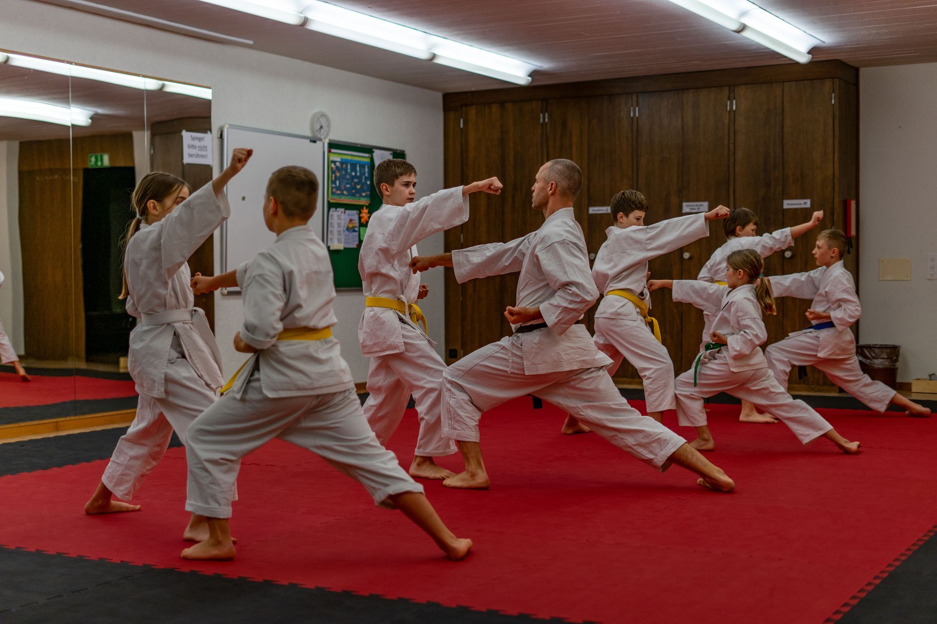 Kinder im Kampfsport-Training Thun üben Angriff und Gegenangriff in einer Partnerübung.