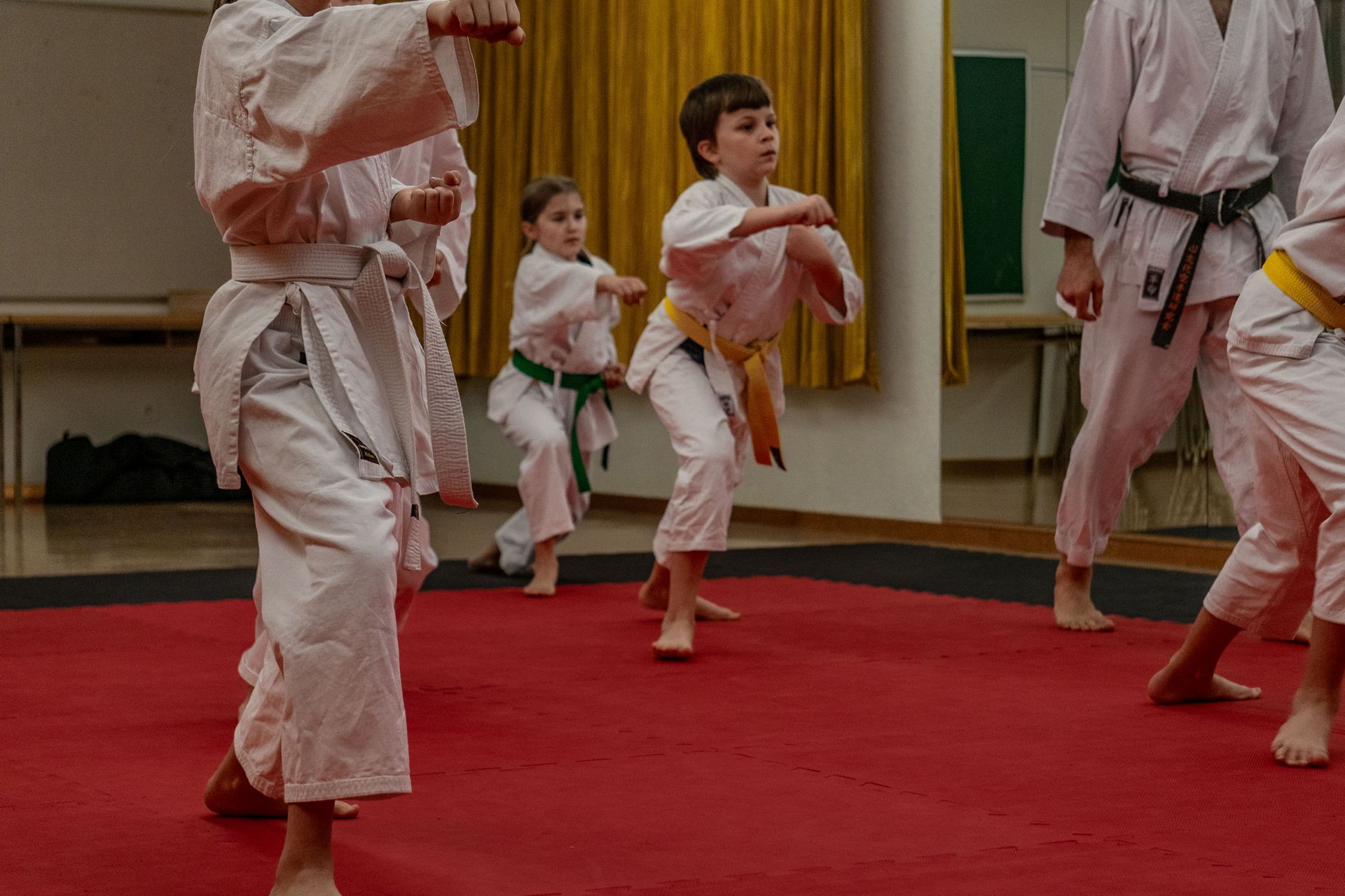 Kinder üben einen Schritt nach vorne im Kampfsport-Training Thun und Spiez.