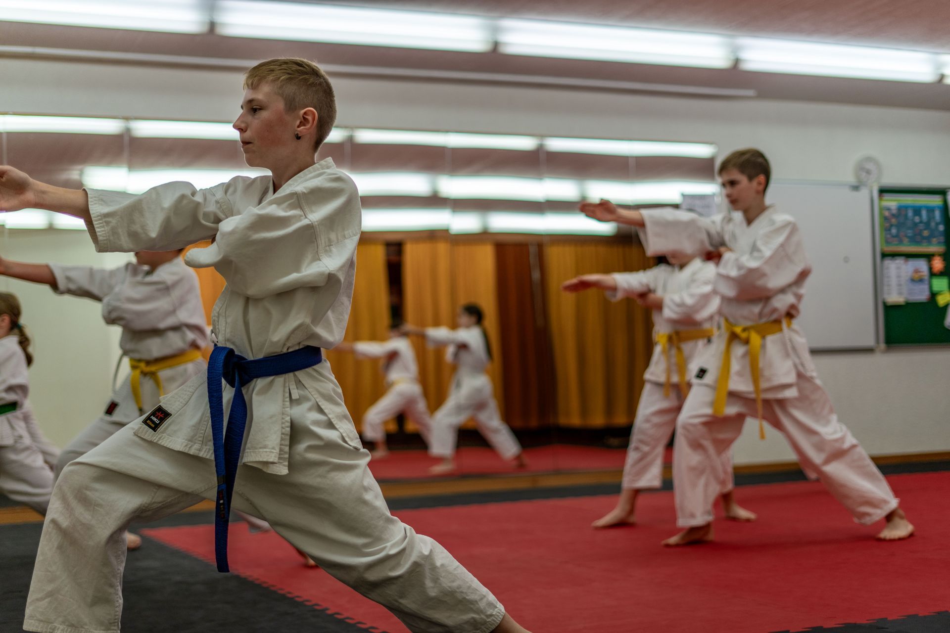 Jugendlicher Karateka führt einen Nukite-Speerhandstoß im Kampfsport-Training der Karateschule Thun und Spiez aus.