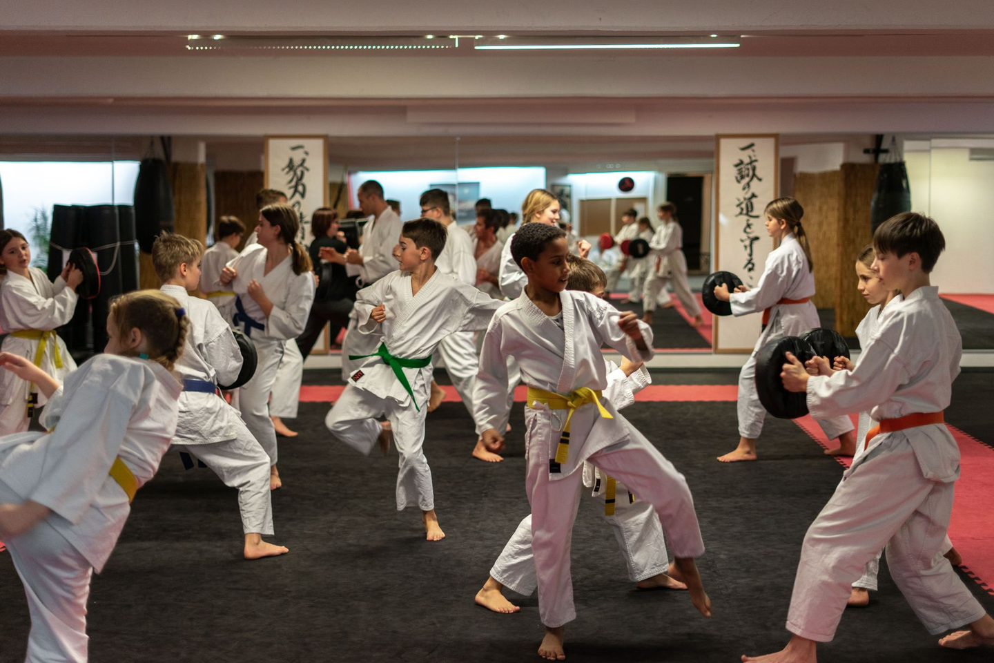Kinder üben Schlagpolstertraining.