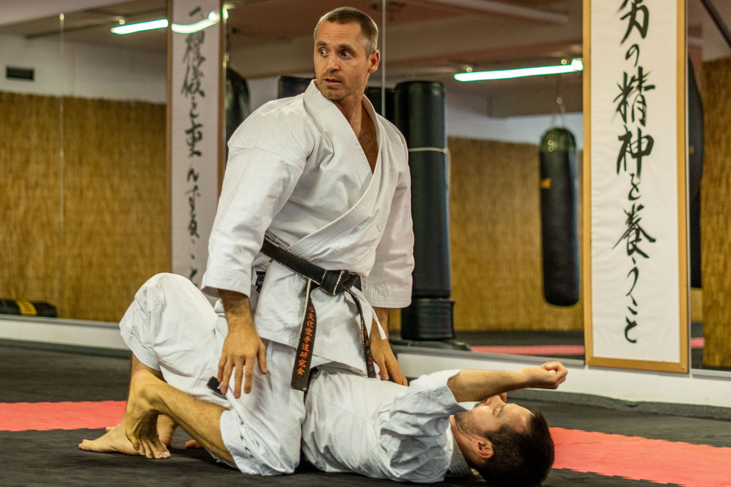 Karatelehrer demonstriert Mount aus dem BJJ.
