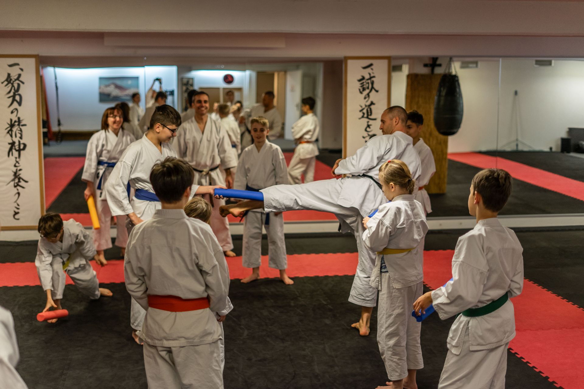 Karatelehrer der Kampfsportschule Thun und Spiez instruiert spielerisch den Roundhouse-Kick.