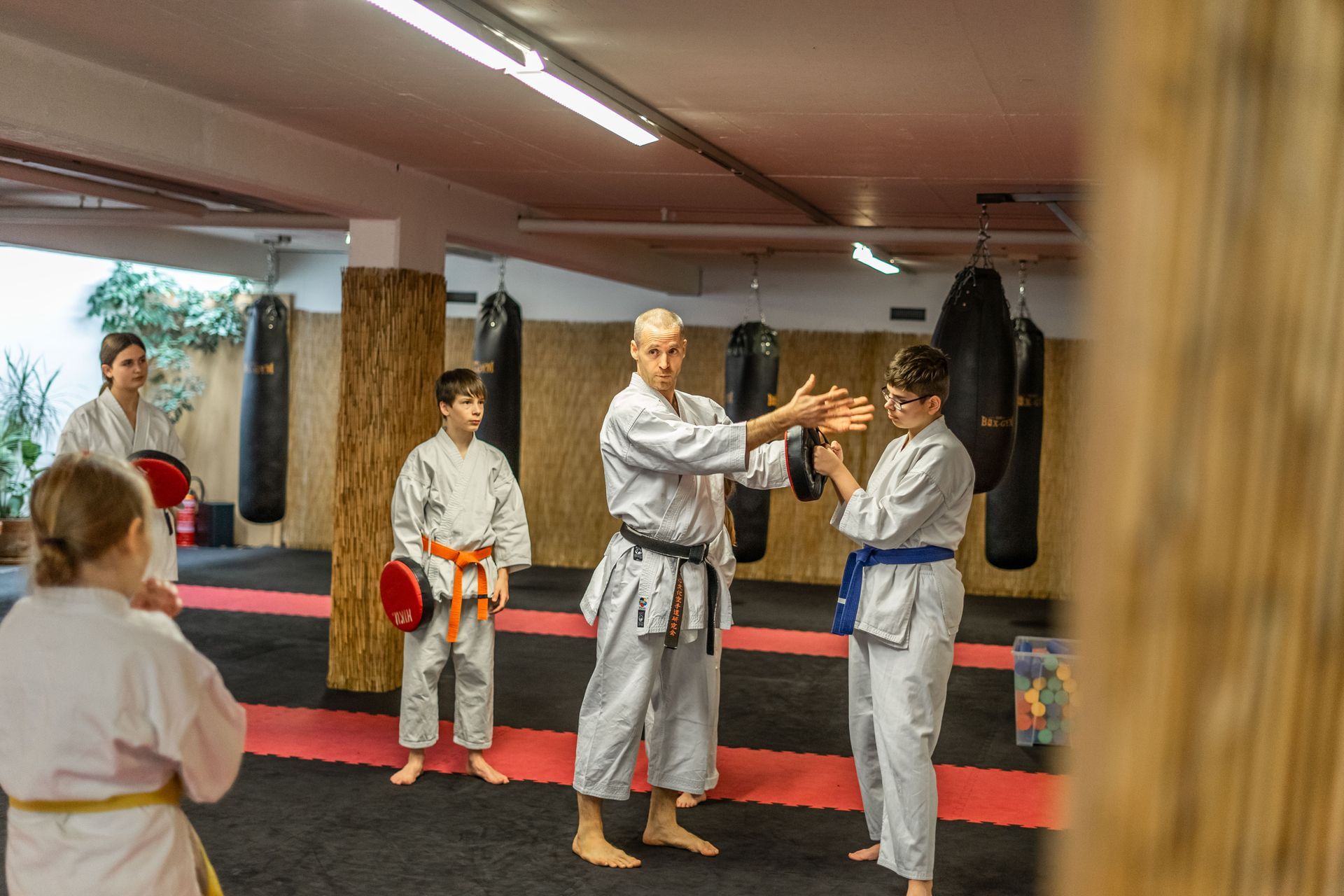 Karatelehrer der Karateschule Thun instruiert seine Schüler in der Kampfkunst.