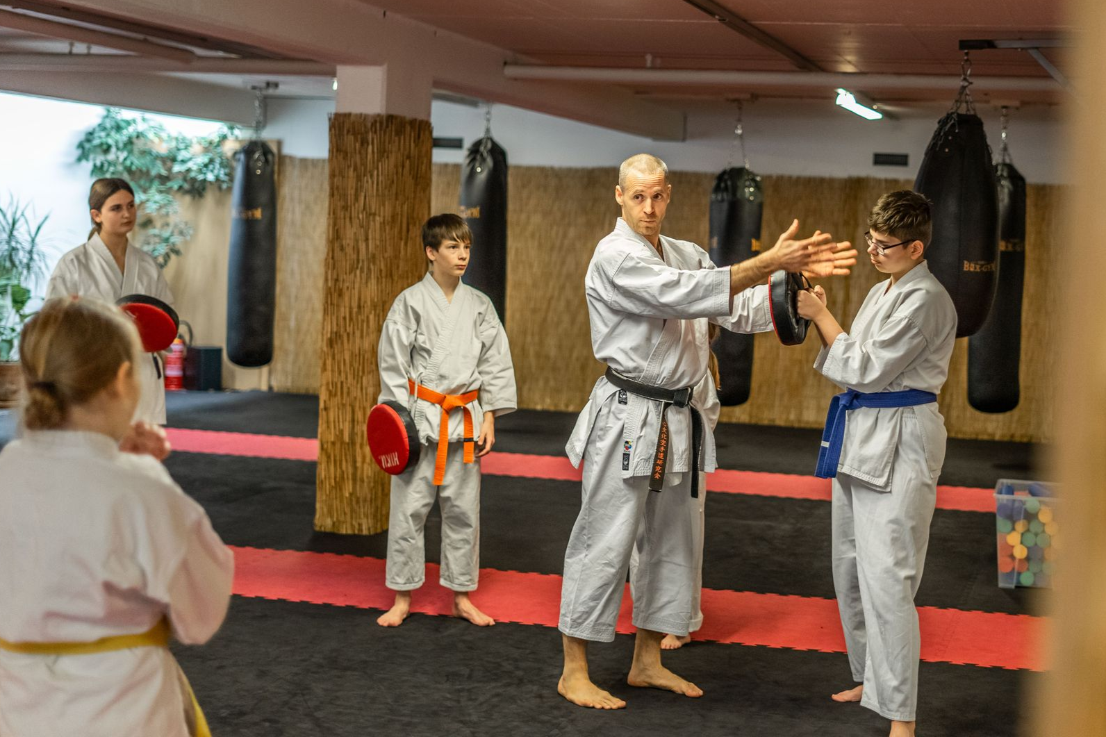 Karatelehrer instruiert Pratzentraining.