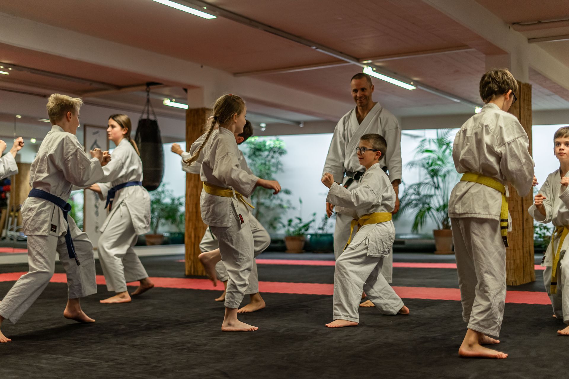 Karatetraining der Karateschule Thun. Kinder üben spielerisch.