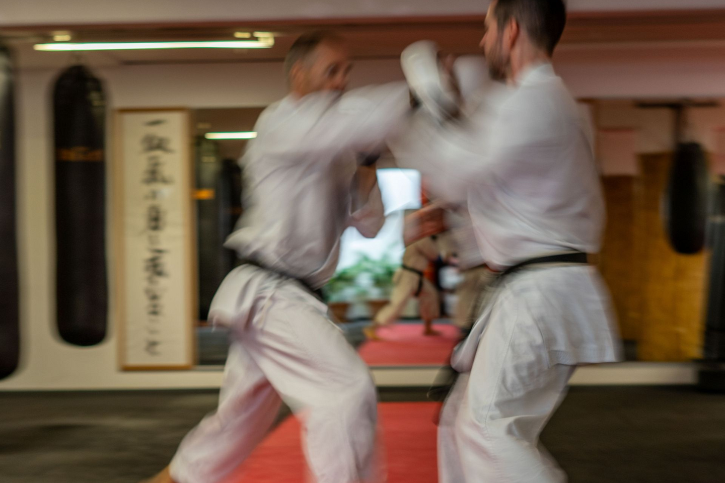 Sparring zwei Schwarzgürtel im Karatetraining.