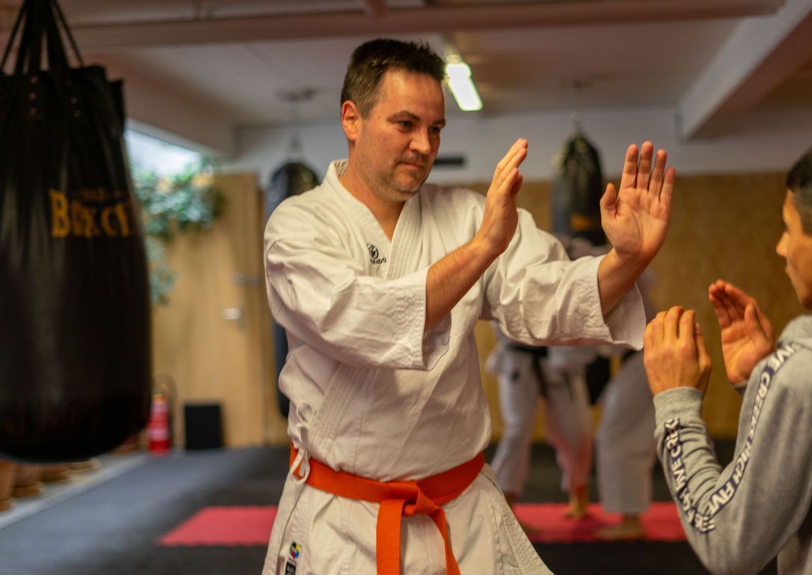 Erwachsener Karateka der Karateschule Thun und Spiez übt Sparring.