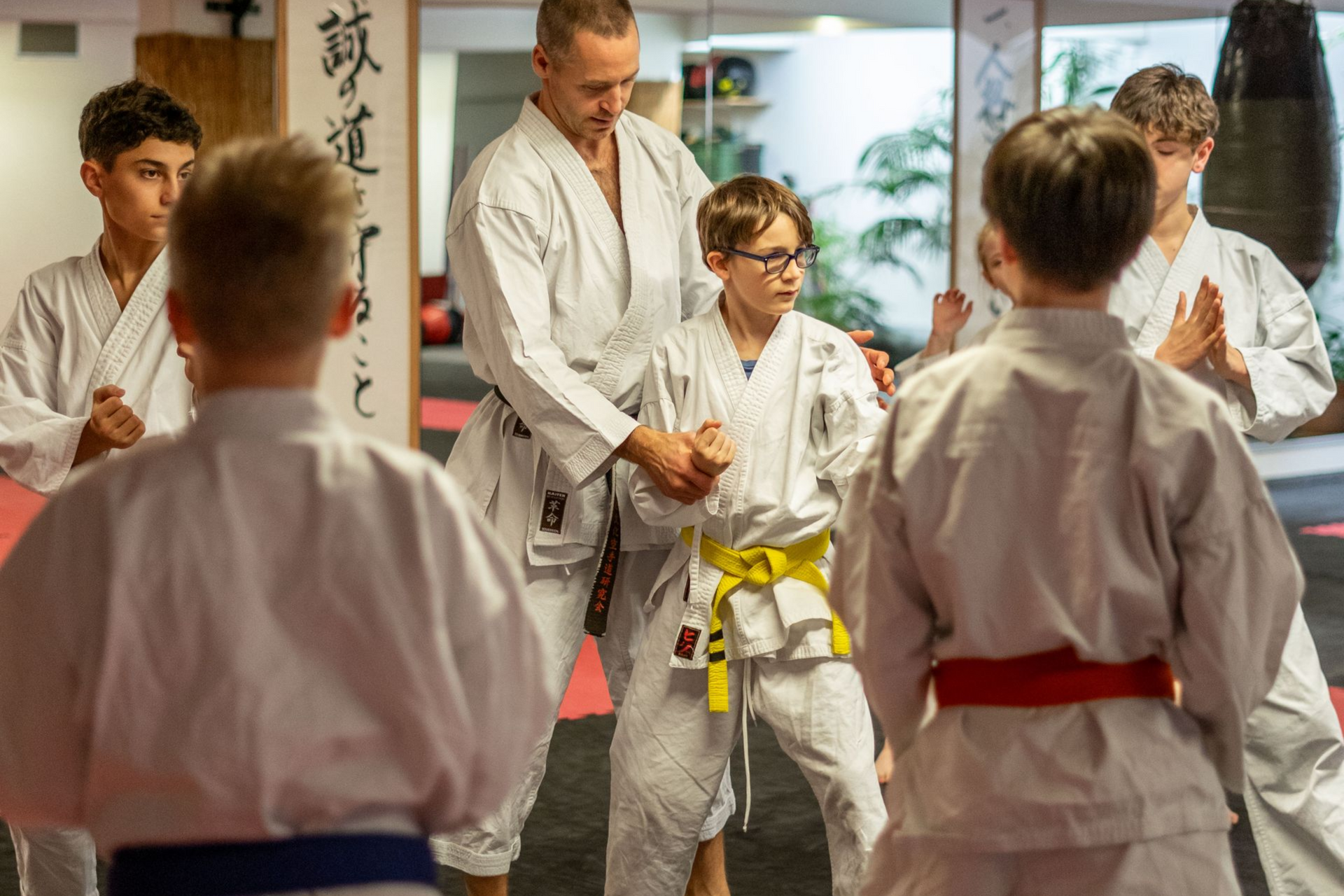 Karatelehrer instruiert Kinder.