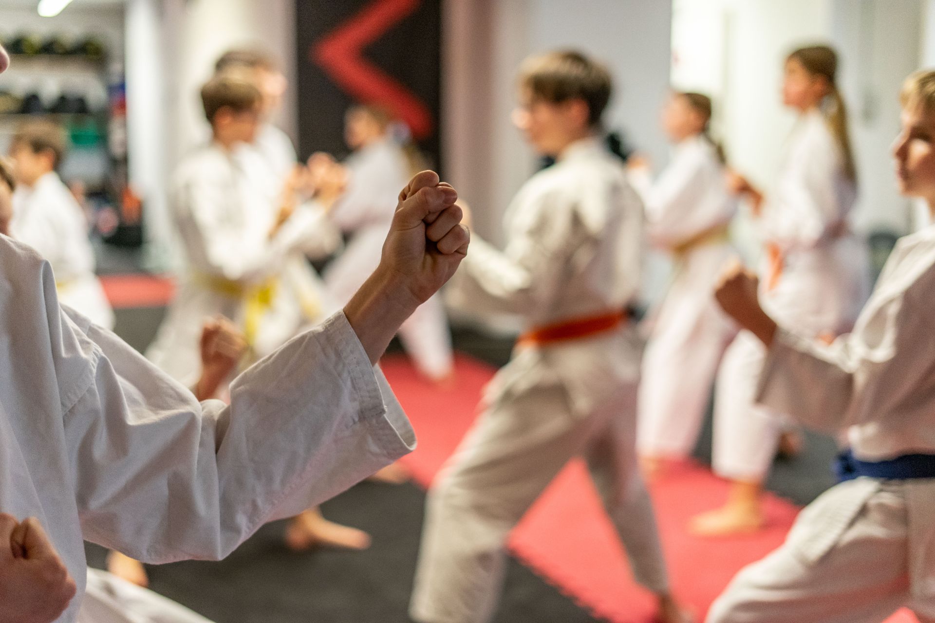 Zwei Karateka kämpfen gegeneinander im Kampfsporttraining in Thun.