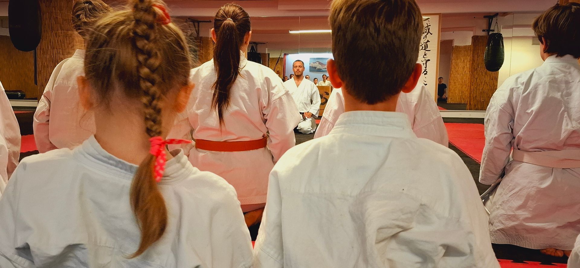 Karateka bei der Meditation im Seiza, traditioneller Kampfsport in Thun und Spiez.