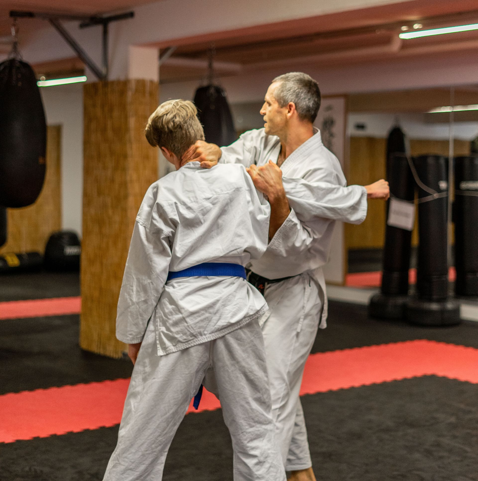 Zwei Karateka üben Timing und Reaktion durch Partnerübungen. Solches Training, wie bei Kampfsportarten wie Kickboxen oder Thaiboxen, schult Koordination und Distanzgefühl.