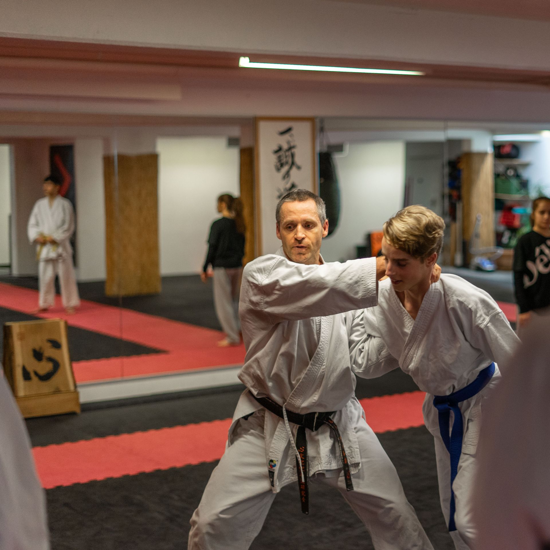 Karatelehrer demonstriert eine Kampfsport Technik.