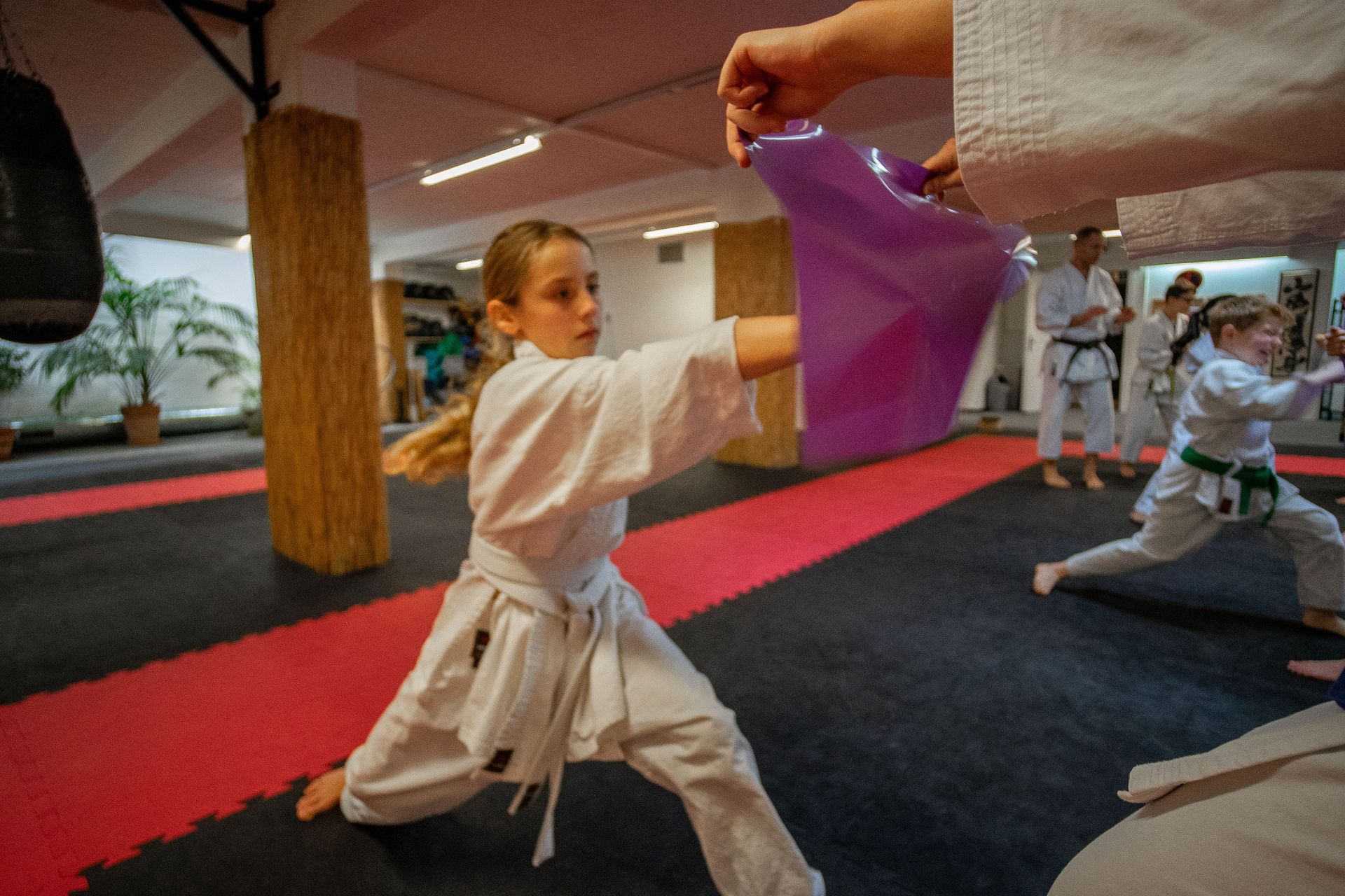 Zwei Kinder machen eine Dehnübung im Karatetraining in Thun und Spiez.