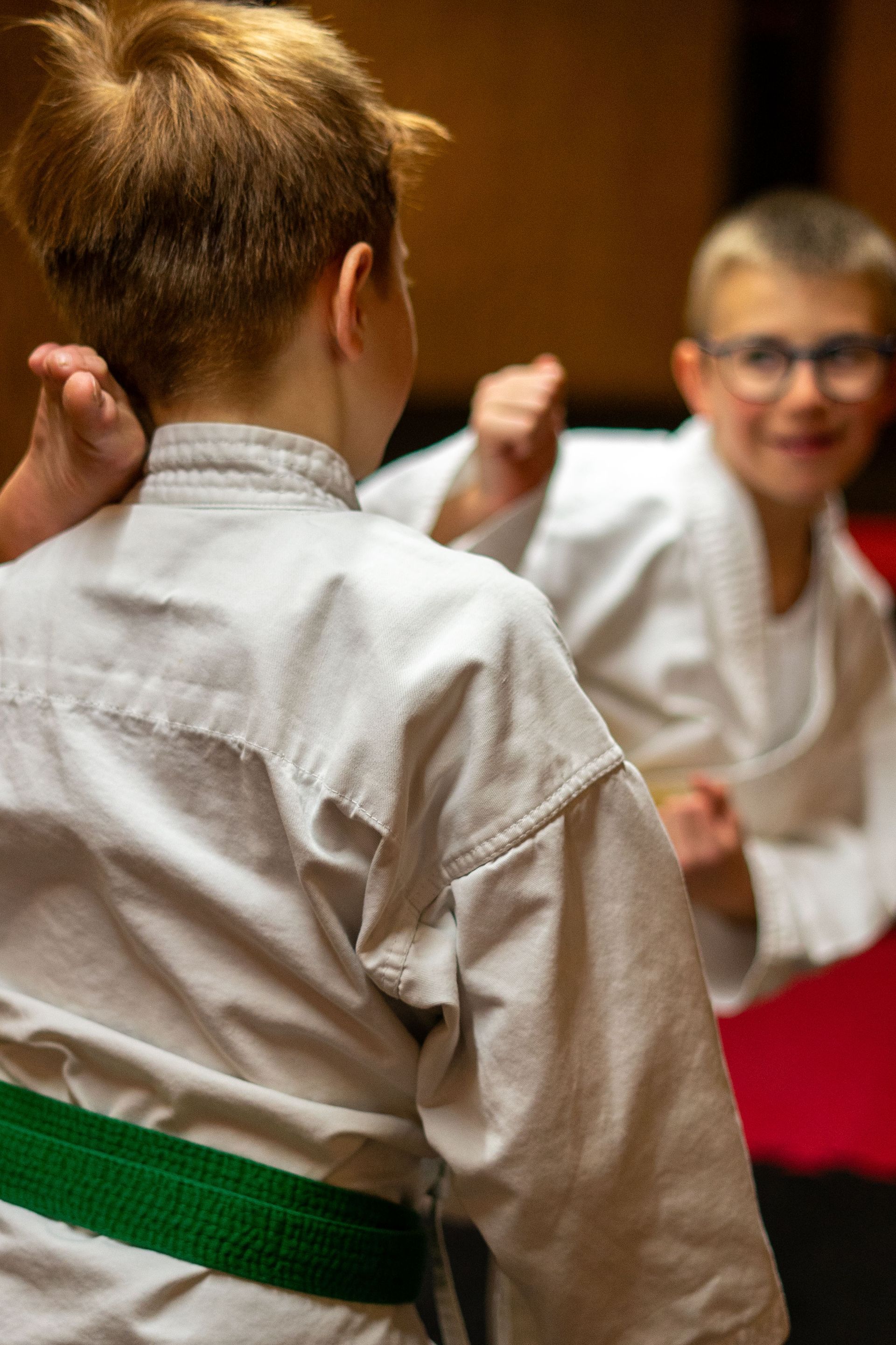 Karatelehrer instruiert seine Schüler im Kampfsport.
