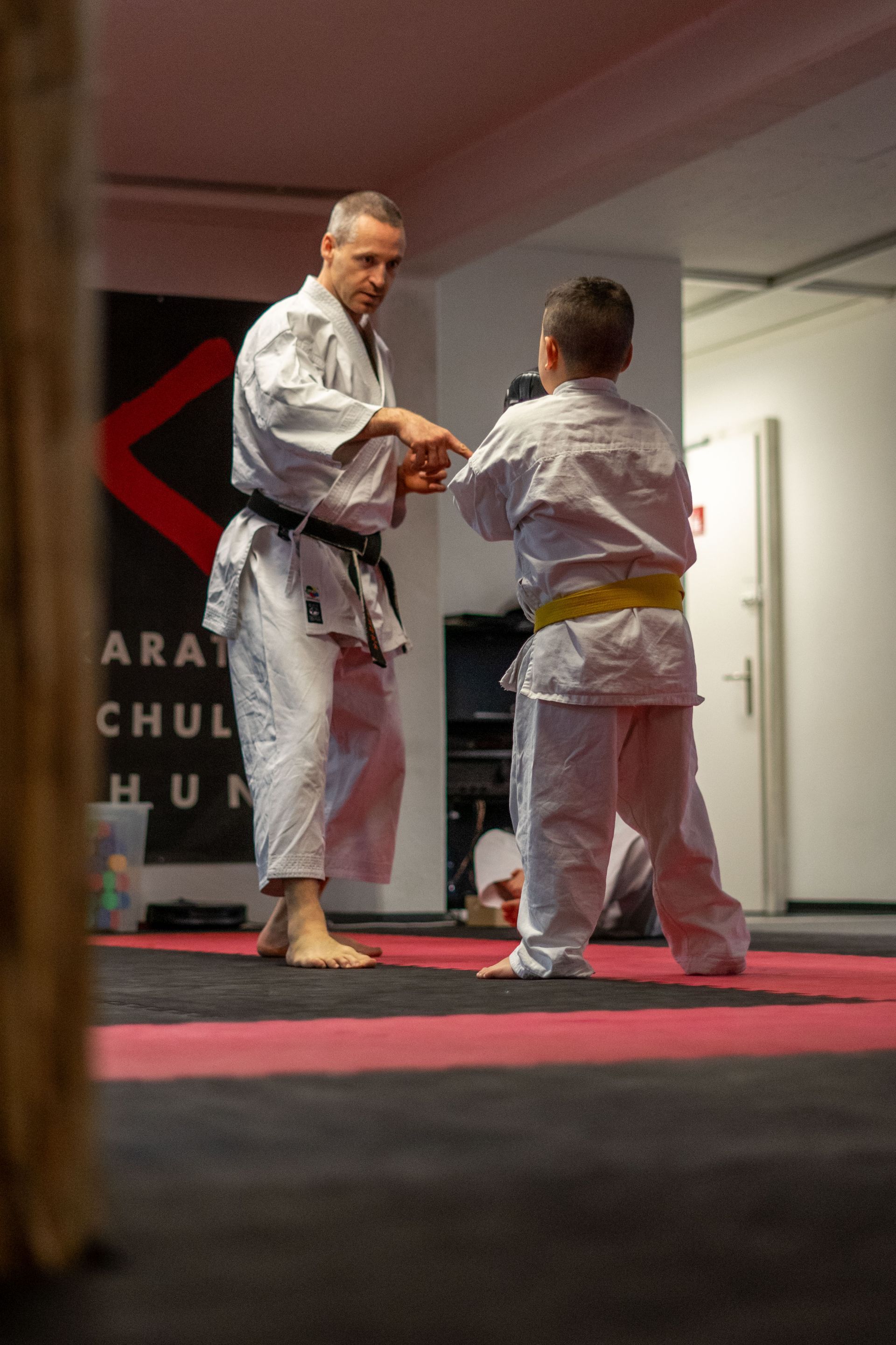 Roundhousekick im Karatetraining und Kampfsporttraining Thun.