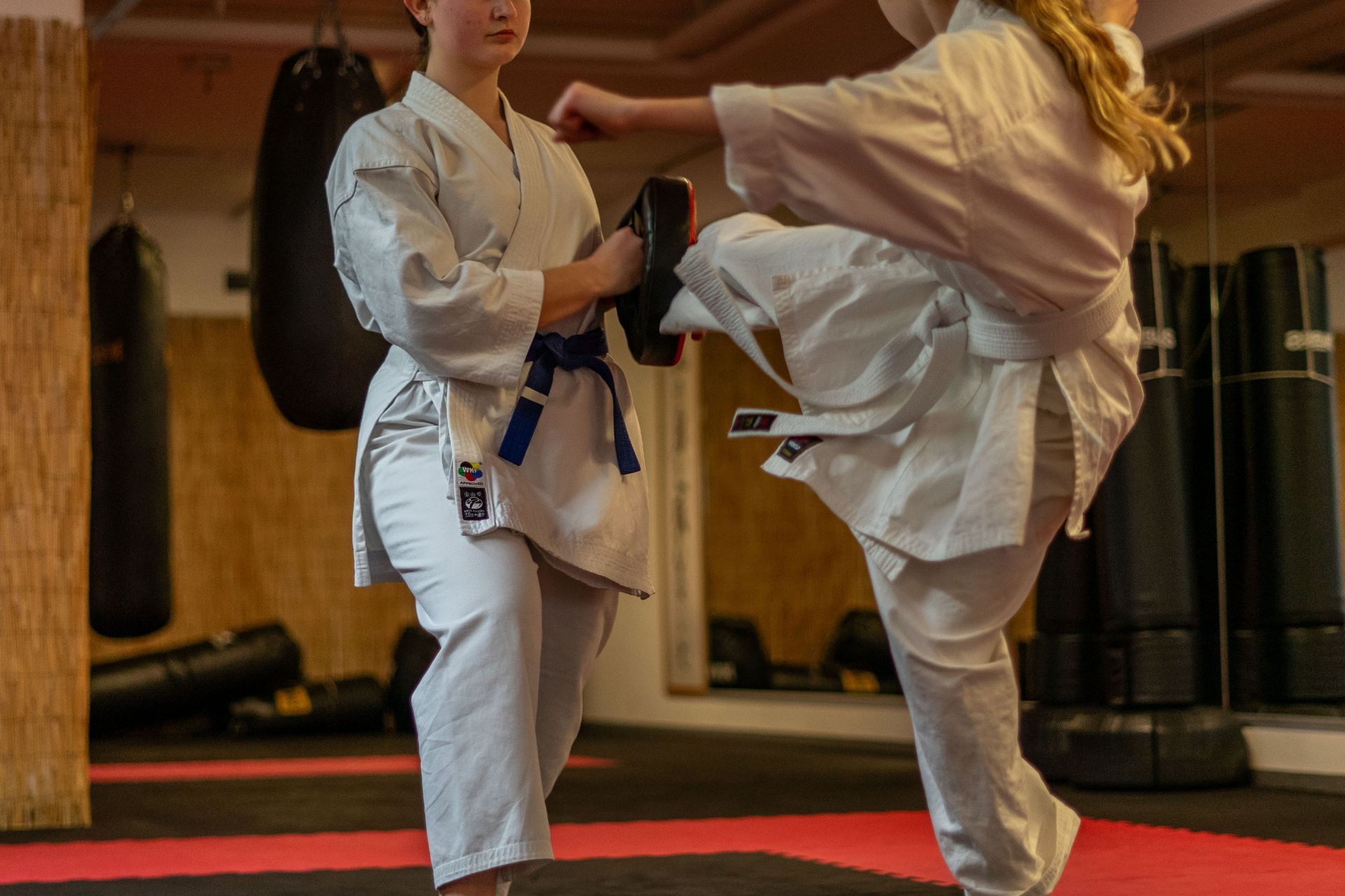 Zwei Erwachsene Karateka im Sparring.