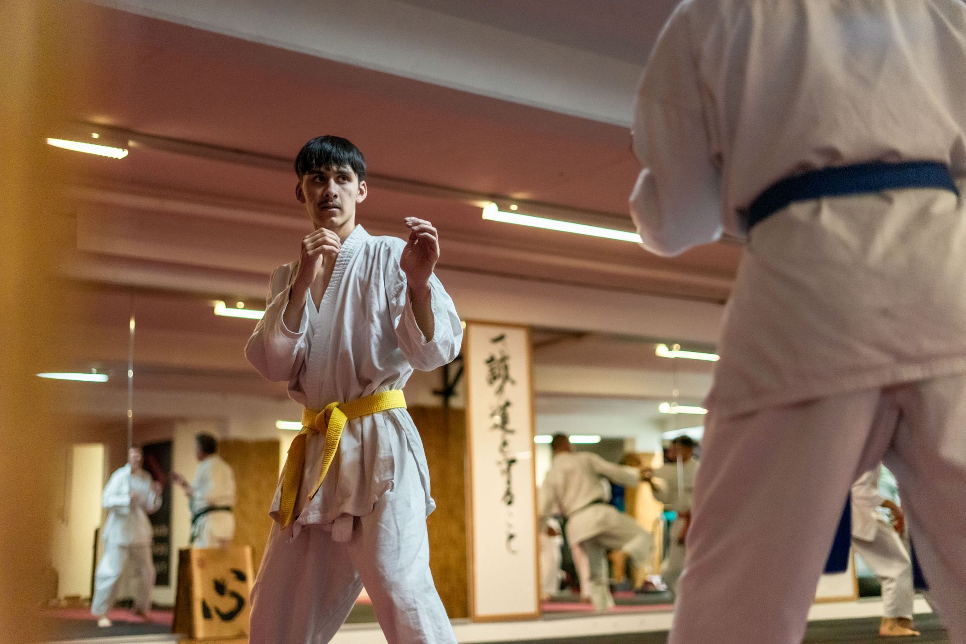 Fokussierter Kampfsportler der Karateschule Thun und Spiez.