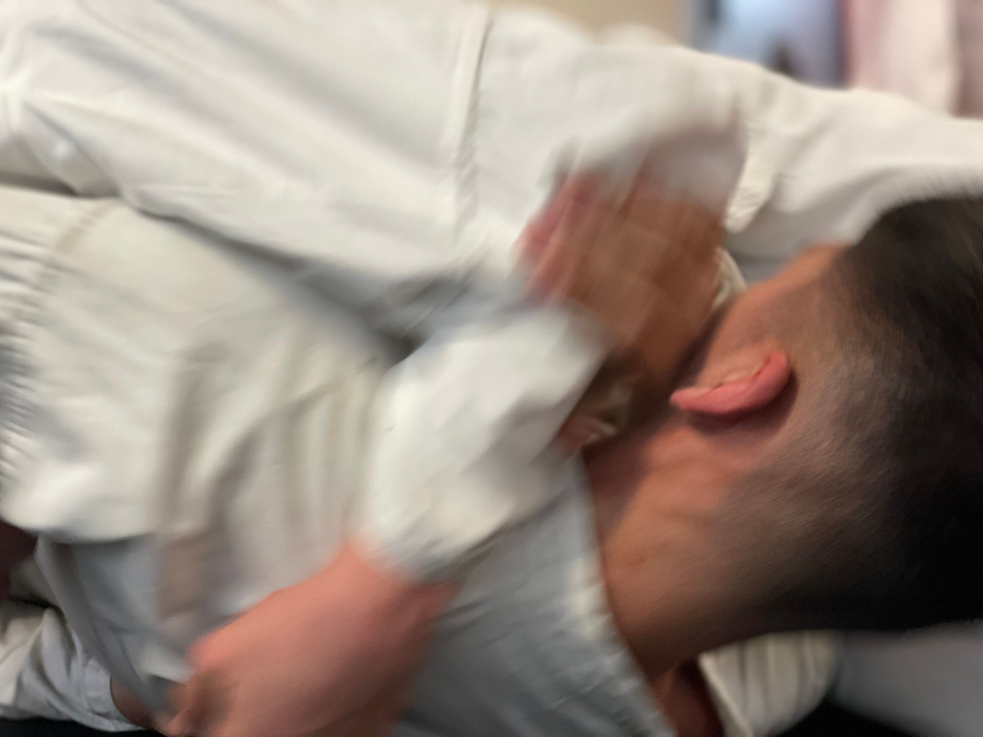 Karateka der Karateschule Thun machen eine Partnerübung.