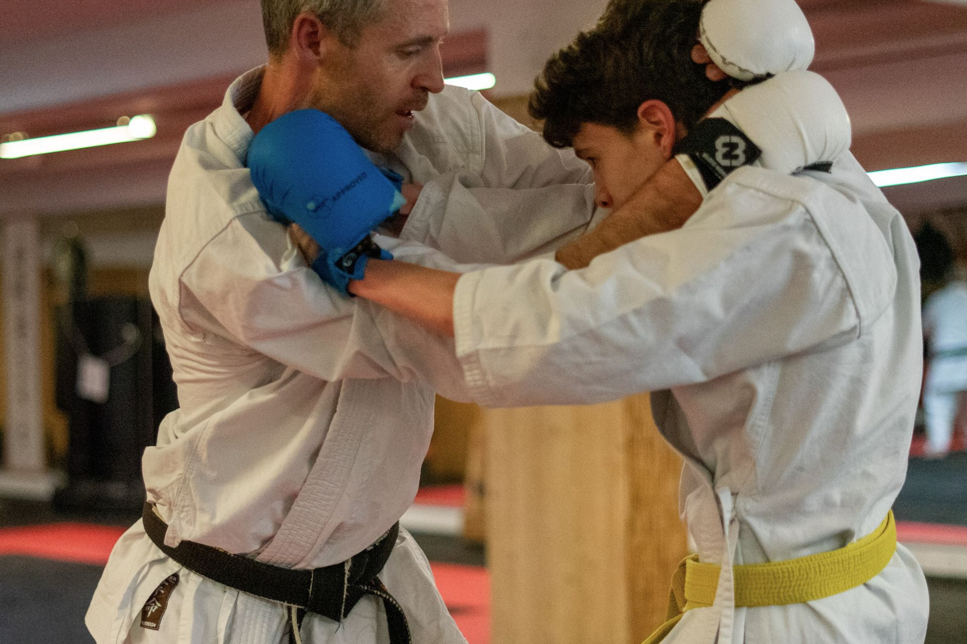 Nahkampf im Sparring zwei Kämpfer